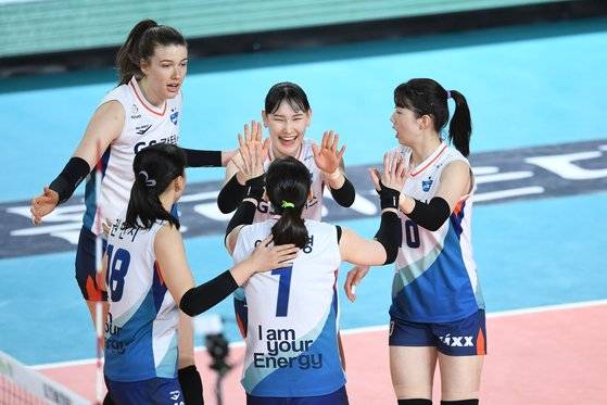 15일 대전에서 열린 KGC인삼공사와 경기에서 득점을 올린 뒤 기뻐하는 GS칼텍스 선수들. [사진 한국배구연맹]