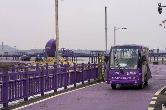 신안 퍼플섬 반월·박지도에서 관광 퍼플카를 운행하고 있다.