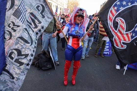 캡틴 아메리카 복장을 한 트럼프 지지자. 로이터=연합뉴스