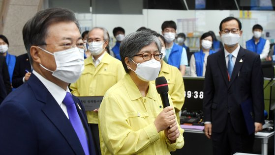 정은경(오른쪽) 질병관리청장이 지난해 9월 충북 청주 질병관리본부 긴급상황센터에서 문재인 대통령으로부터 임명장을 받은 뒤 인사말을 하고 있다. [청와대사진기자단]