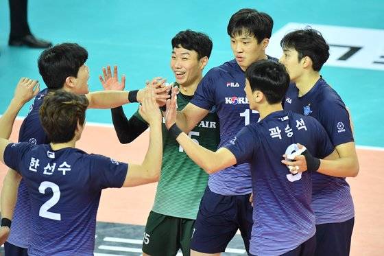 15일 인천 KB손해보험전에서 득점을 올린 뒤 기뻐하는 대한항공 선수들. [사진 한국배구연맹]