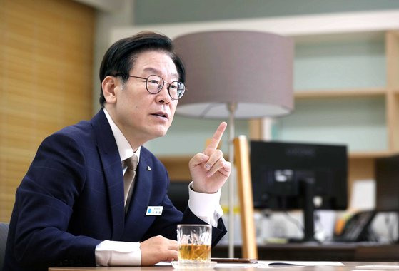 이재명 경기도지사. 이 지사는 18일 중앙일보와 갖은 인터뷰에서 “자기가 누군지 투명하게 드러나면 조심하고 겸손하고 책임지는 자세가 나온다. 그래서 자신도 명찰을 찼다”고 말했다.