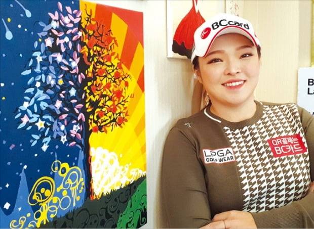 장하나는 “골프로 받은 스트레스를 그림이나 춤으로 푼다”고 했다. 경기 용인에 있는 집 거실 벽은 직접 그린 그림으로 채워져 있다. 장하나가 자신의 그림에 담긴 의미를 설명하고 있다.  /조희찬 기자