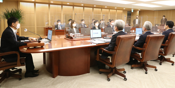 Bank of Korea Gov. Lee Ju-yeol, far left, conducts a monetary policy board meeting on Friday at the central bank in Jung District, central Seoul. During the meeting, the board decided to freeze the base interest rate at 0.5 percent. [BANK OF KOREA]