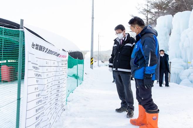 ▲김돈곤 군수가 개장중인 정산 천장리 알프스마을 눈썰매장을 방문, 방역상황을 현장점검하고 있다.