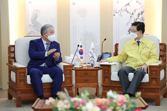 ▲ 문정우 금산군수(왼쪽)가 충남도청에서 양승조 도지사(오른쪽)을 만나 새해 인사 덕담을 나누고 현안을 논의하고 있다.