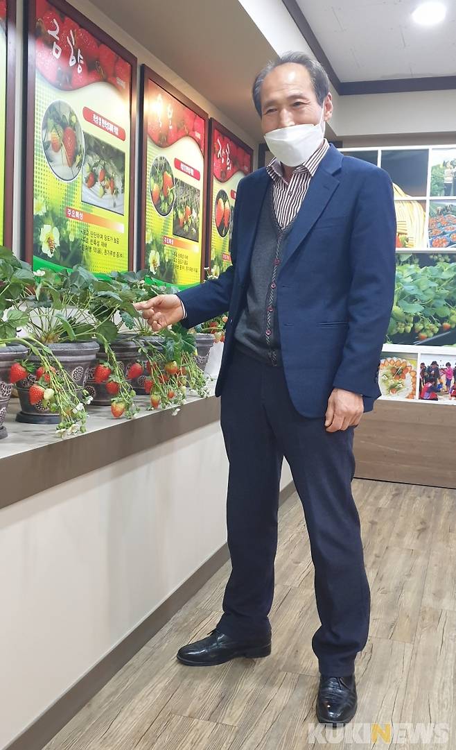 ▲박용식 논산농업기술센터 소장이 센터내 딸기홍보실에서 딸기에 대해 설명하고 있다.