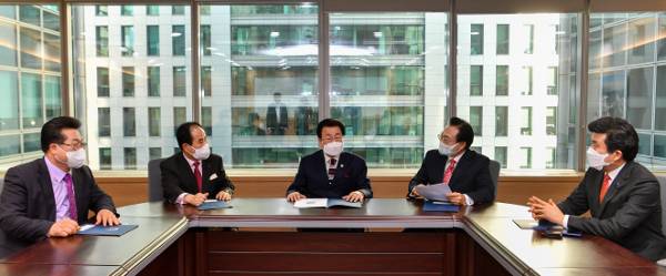 한부총 임원들이 지난 8일 서울 영등포구 여의도 국민일보 빌딩 대회의실에서 좌담회를 열고 올해 활동 계획과 비전을 밝히고 있다. 왼쪽부터 수석회장 김우경·중앙대표회장 한영훈·대표총재 피종진·상임회장 오범열·대표본부장 장사무엘 목사. 신석현 인턴기자