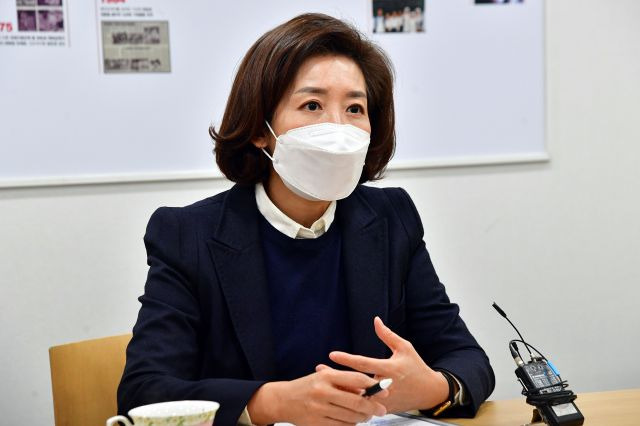 서울시장 출마를 선언한 국민의힘 나경원 전 의원이 15일 서울 마포구 신수동 서울마포아동보호전문기관을 찾아 아동학대 대응체계 현황 및 개선방안에 대해 간담회를 갖고 있다. 국회사진기자단