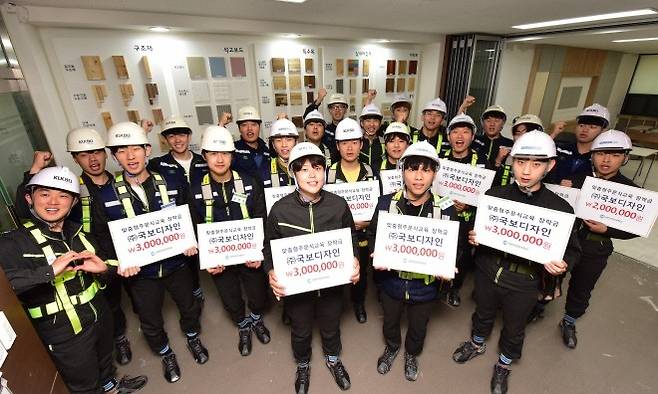 영진전문대 실내건축시공관리반(건축인테리어디자인계열) 2학년 전원(19명)이 지난해 6400만 원의 장학금을 받은 뒤 기념촬영을 하고 있다. [사진 제공 = 영진전문대]