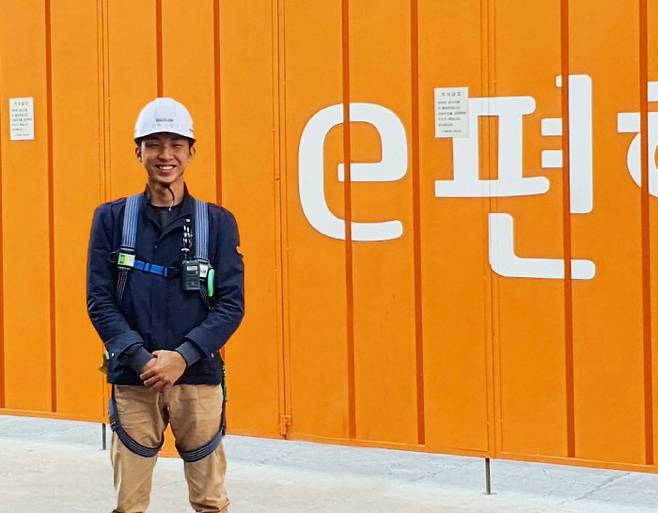 배우의 꿈을 위해 진학한 서울예대를 포기하고 영진전문대에 입학해 대림건설에 취업한 김함대(27)씨가 건설 현장에서 기념촬영을 하고 있다. [사진 제공 = 영진전문대]