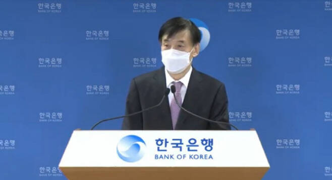 이주열 한국은행 총재가 15일 새해 첫 금융통화위원회 본회의 직후 기자들의 질문에 답변을 하고 있다.
