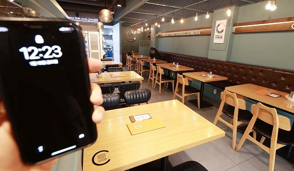 정부가 방역 조치 형평성을 고려해 거리두기 재조정을 검토하고 있는 가운데 15일 점심시간 서울시내 한 식당이 손님이 없어 한산한 모습이다. 2021. 1. 15. 한주형기자