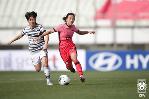 추효주(오른쪽)는 좌측 족부 피로골절로 여자축구 A대표팀 소집 명단에서 제외됐다. 사진=대한축구협회 제공