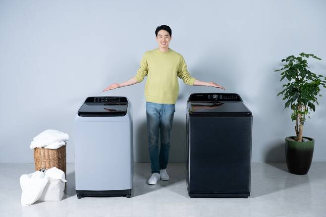삼성전자 모델이 수원 삼성 디지털시티에서 전자동 세탁기 신제품 '그랑데 통버블'을 소개하고 있다. /사진제공=삼성전자