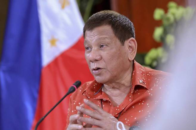 로드리고 두테르테 필리핀 대통령이필리핀 마닐라 말라카낭 대통령궁에서 회의를 주재하고 있다.(2020.10.10)/사진제공=AP/뉴시스