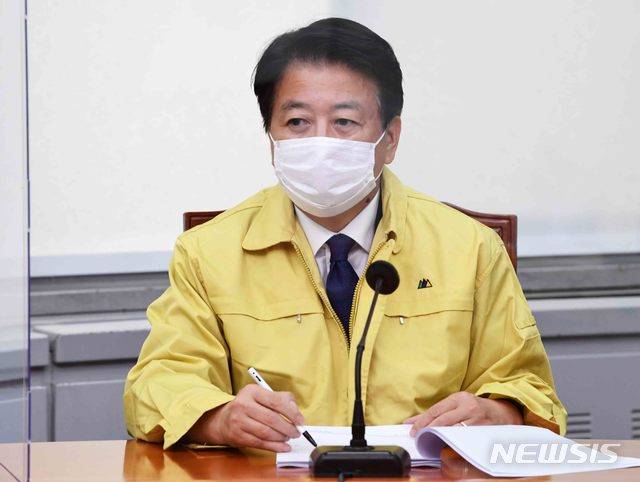 [서울=뉴시스]국회사진기자단 = 노웅래 더불어민주당 최고위원이 31일 오후 서울 여의도 국회에서 열린 더불어민주당 최고위원회의에 참석하고 있다. 2020.08.31.   photo@newsis.com