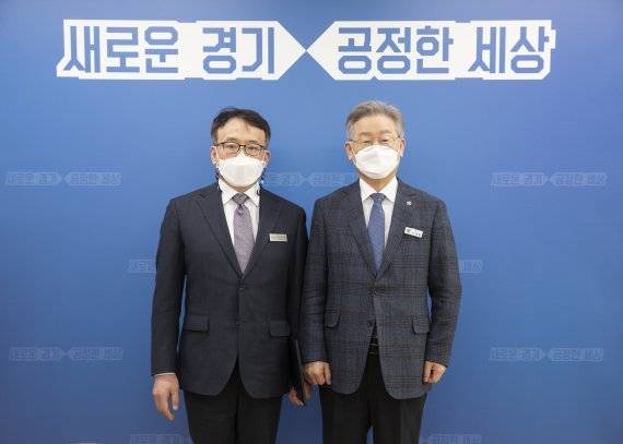 15일 도지사 집무실에서 (왼쪽)유승경 신임원장이 이재명 도지사로부터 임명장을 교부받고 기념촬영을 하고 있다. / 사진제공=경기도경제과학진흥원