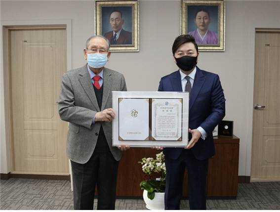 장충식(왼쪽) 단국역사문화원장이 조세현 대한민국브랜드협회 이사장으로부터 대한민국브랜드대상 사회공헌대상 특별상을 전달받은 뒤에 기념 촬영을 했다. 대한민국브랜드협회 제공.