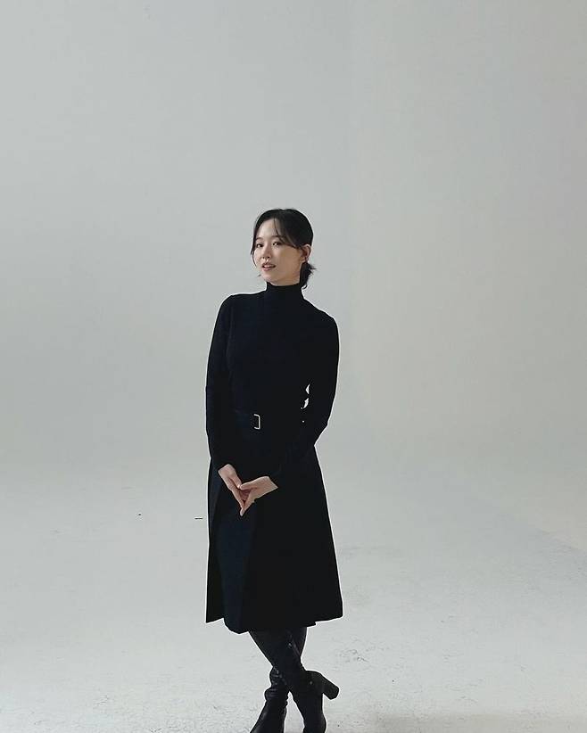 Actor Kang Han-Na showed off her chic charm.Kang Han-Na posted several photos on his Instagram on January 14 without any comment.Kang Han-Na, in the public photo, is wearing a black dress with an emphasis on the waist line and is working on filming the picture. It emits a chic yet elegant atmosphere and captivates the attention with sophisticated visuals.Meanwhile, Kang Han-Na will appear in TVNs new drama The Falling Living scheduled to air this year.