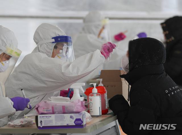 코로나19 선별진료소 검체 채취 (사진=뉴시스 DB)