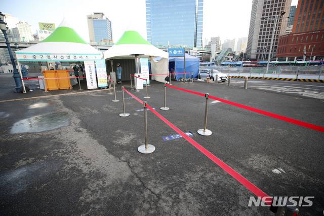 [서울=뉴시스]김선웅 기자 = 524명의 신규 코로나19 확진자가 발생한 14일 오전 서울역 광장에 설치된 중구 임시 선별검사소가 한산한 모습이다. 2021.01.14. mangusta@newsis.com