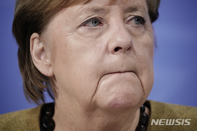 [베를린=AP/뉴시스] 앙겔라 메르켈 독일 총리가 5일(현지시간) 베를린에서 연방정부와의 코로나19 대책 협의를 마친 뒤 기자회견을 하고 있다. 16일 독일 집권 기독민주당은 전당 대회를 열고 새 지도부를 선출한다. 지난 16년 동안 독일을 이끌어 온 메르켈 집권기도 끝을 향해 가고 있다. 2021.1.15.