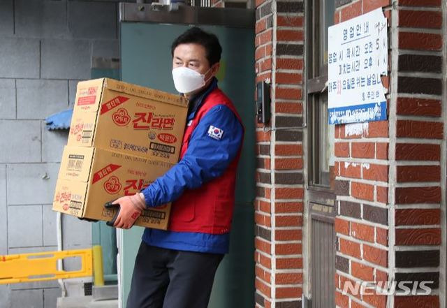 [부산=뉴시스] 더불어민주당 부산시장 김영춘 예비후보가 15일 부산진구 당감새시장을 찾아 일일 아르바이트를 했다. (사진제공=김영춘 예비후보 사무실 제공)