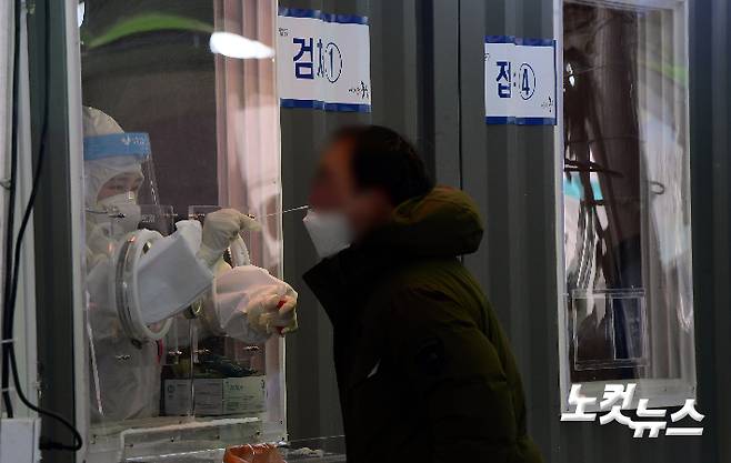 임시선별진료소에서 의료진이 검체를 채취하고 있다. 황진환 기자