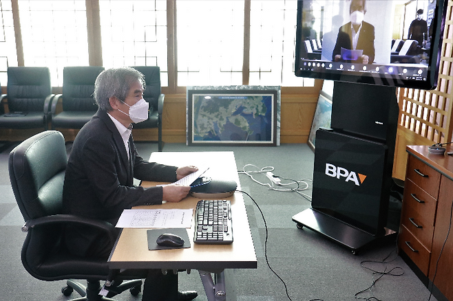 우리나라 최초의 항만공기업으로 2004년 1월 16일 설립된 부산항만공사(BPA)가 15일 창립 17주년을 맞아 온라인으로 창립기념식을 개최했다.남기찬사장이 온라인으로 기념사를 하고 있다.부산항만공사 제공