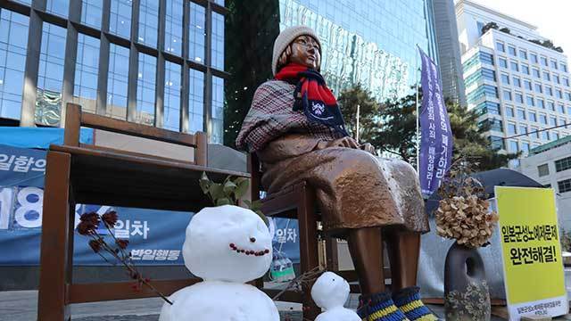서울 종로구 옛 일본대사관 앞에 설치된 평화의 소녀상. 연합뉴스