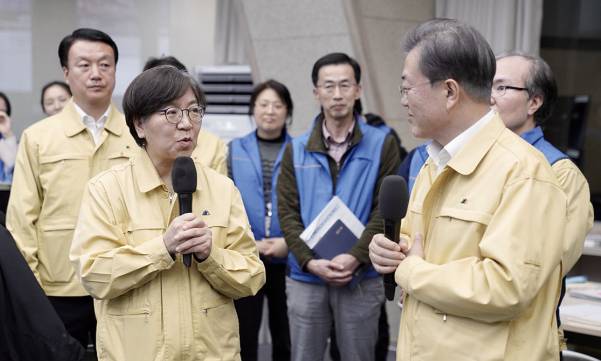 문재인 대통령이 지난 3월 충북 오송 질병관리본부에서 정은경 중앙방역대책본부장(질병관리본부장)에게 신종 코로나바이러스 감염증(코로나19) 대응 관련 설명을 듣고 있다. 청와대 제공