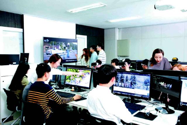 컴퓨터정보계열 학생들의 3D 애니메이션 실습 모습./제공=영진전문대