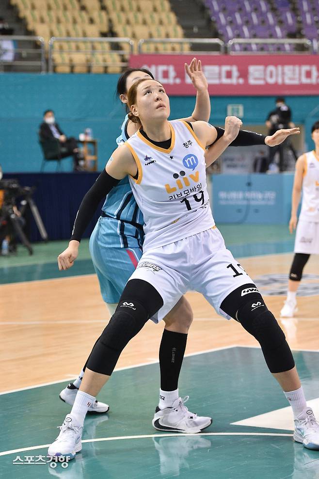 청주 KB 박지수가 15일 부천체육관에서 열린 KB국민은행 Liiv M 2020~2021 여자프로농구 부천 하나원큐와 경기에서 리바운드 싸움을 하고 있다.   WKBL 제공