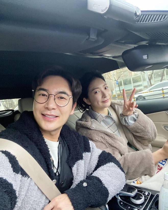 ▲ 김우리(왼쪽)와 딸. 출처ㅣ김우리 사회관계망서비스