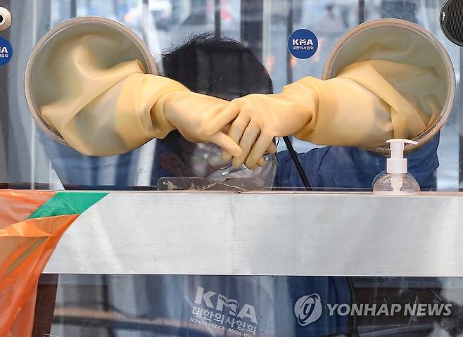 대기 또 대기, 코로나19와의 전쟁은 오늘도 계속 (서울=연합뉴스) 황광모 기자 = 지난 14일 오전 서울 중구 서울시청  신종코로나바이러스 감염증(코로나19) 선별진료소에서 선별검사를 시행할 의료관계자가 시민을 기다리고 있다.  hkmpooh@yna.co.kr