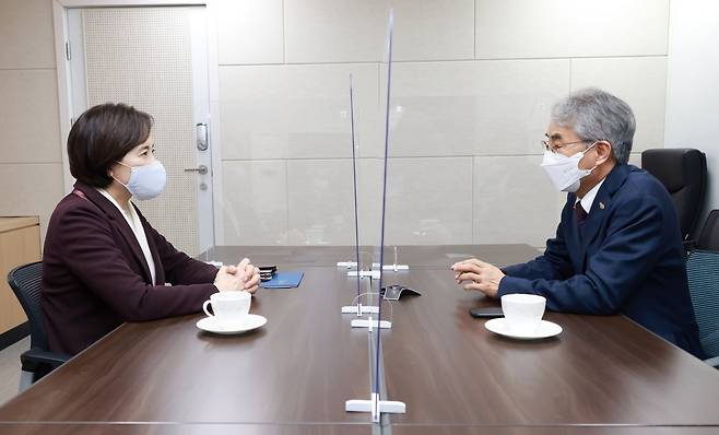 간담회 중인 유은혜 부총리 겸 교육부 장관(왼쪽)과 박종훈 경남교육감 [교육부 제공]