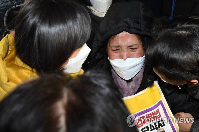 포옹하는 정의당 강은미 원내대표와 고 김용균씨 모친 [연합뉴스 자료사진]