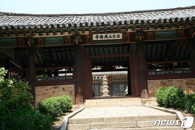 정방산 성불사 청풍루와 5층석탑. (미디어한국학 제공) 2021.01.09.© 뉴스1