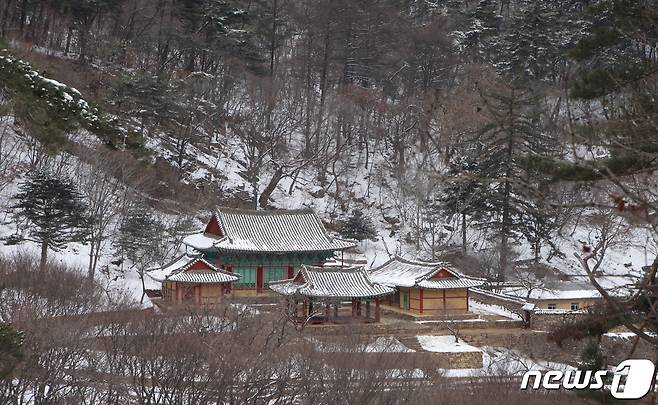 황해북도 연탄군에 있는 심원사 전경. 현재 보광전, 응진전, 향로각, 칠성각, 청풍루가 남아 있다. (미디어한국학 제공) 2021.01.09.© 뉴스1