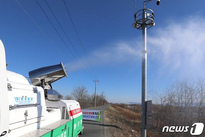 야생조류 고병원성 조류인플루엔자(AI) 확잔 방지를 위해 다목적방역차량을 동원해 철새도래지 주변을 방역하는 장면. /뉴스1DB