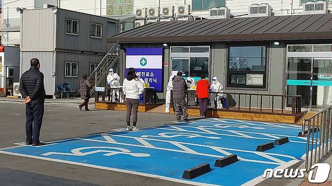 16일 오전 전남 강진군 보건소 선별진료소에서 코로나19 검사를 받거나 상담을 위한 주민들의 발길이 이어지고 있다. 강진에서는 이날 코로나19 확진자 3명이 발생했다.(독자 제공) 2020.1.16/뉴스1 © News1 박진규 기자