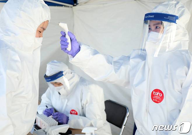 전북 전주시 평화보건지소 앞 임시선별진료소 의료진들이 진료 준비를 하고 있다. 2021.1.5/뉴스1 © News1 유경석 기자