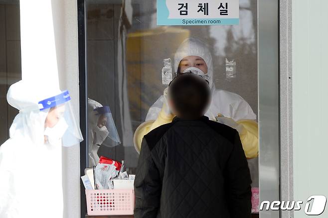 16일 오전 전남 강진군보건소에 설치된 선별진료소에서 한 군민이 신종 코로나바이러스 감염증(코로나19) 진단 검사를 받고 있다. 전남도에 따르면 이날 강진군에서 지역 최초로 신종 코로나바이러스 감염증(코로나19) 확진자 3명이 발생했다.2021.1.16/뉴스1 © News1 정다움 기자
