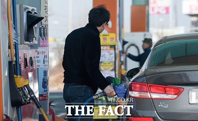 16일 오전 5시 30분 전국 17개 광역 시·도 휘발유 가격 가운데 서울이 리터당 1521.17원으로 가장 비쌌다. 위 사진은 해당 기사와 무관함 /더팩트 DB