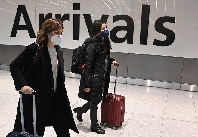 15일(현지 시각) 영국 런던 히드로 공항 국제선 입국장의 모습./EPA 연합뉴스