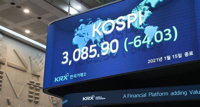 한국거래소에 지난 15일 코스피지수는 전 거래일 대비 64.03포인트(2.03%) 하락한 3085.90으로 거래를 마감했다. ⓒ한국거래소