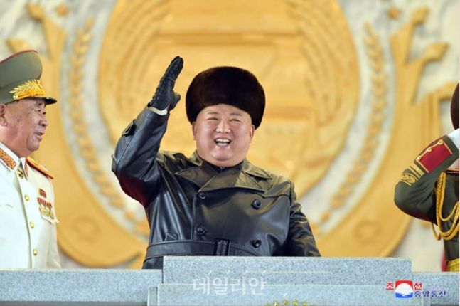15일 북한 관영매체인 조선중앙통신은 전날 평양 김일성 광장에서 8차 당대회 기념 열병식이 개최됐다고 전했다. ⓒ조선중앙통신