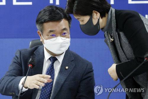 지난 12일 서울 여의도 국회 의원회관에서 열린 더불어민주당 검찰개혁특위 4차 회의에서 윤호중 위원장이 백혜련 의원과 대화하고 있다. 연합뉴스