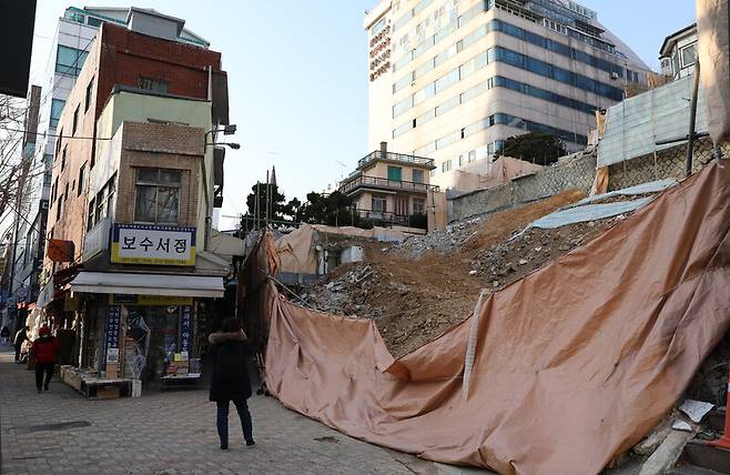 손님이 끊이지 않았던 보수동 책방골목은 2000년대 초중반 이후 어려움을 겪고 있다. 주상복합 재건축으로 지난해 서점 8곳이 일제히 폐업한 책방골목 들머리 건물이 철거된 모습. 부산/장철규 선임기자 chang21@hani.co.kr